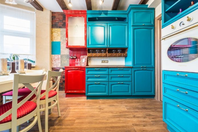 Cuisine aux tons turquoise avec des accents lumineux