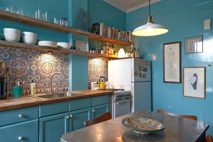 Décoration et textiles à l'intérieur d'une cuisine turquoise