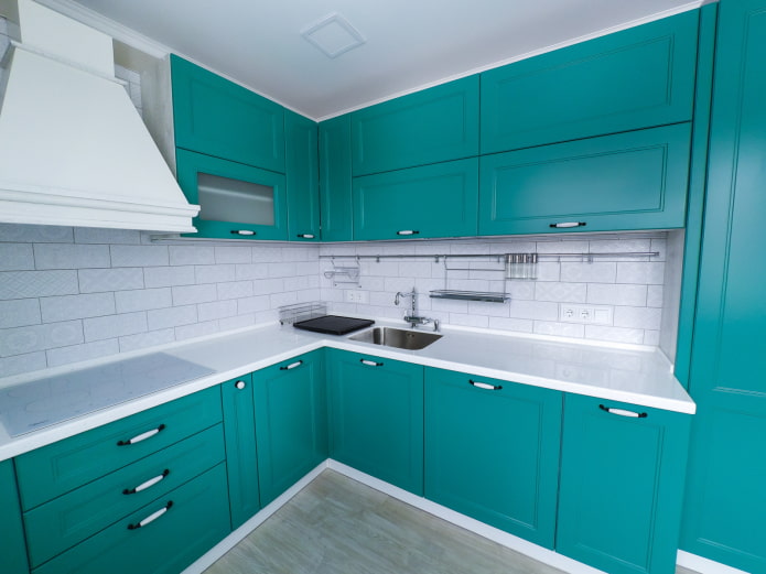 Intérieur de cuisine aux tons blanc et turquoise
