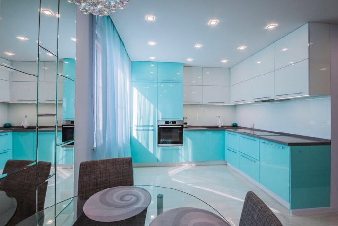 intérieur de cuisine dans les tons blanc et tons turquoise