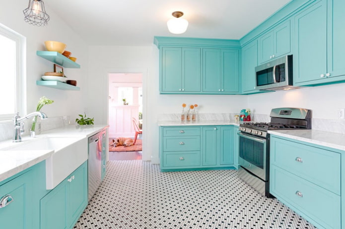 intérieur de cuisine dans les tons blanc et turquoise