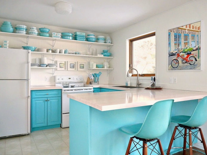 décoration et textiles à l'intérieur d'une cuisine turquoise