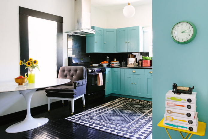 Décoration et textiles à l'intérieur d'une cuisine turquoise