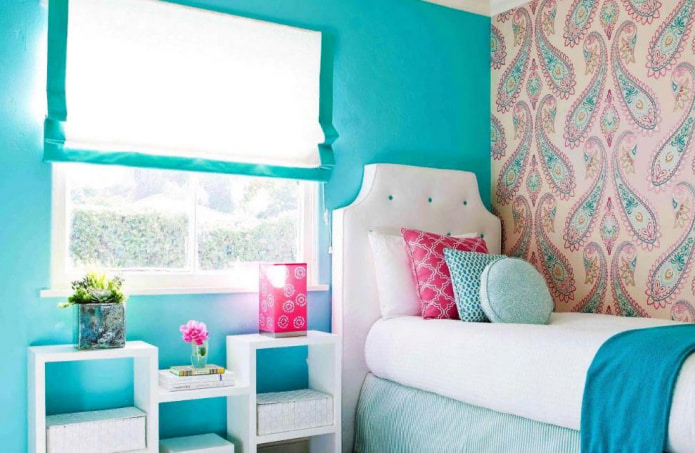 La photo montre une chambre de fille dans des tons turquoise et rose délicats