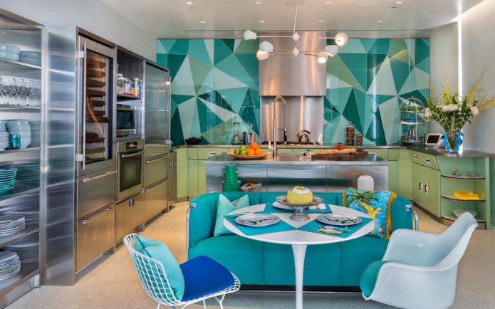 La photo montre une cuisine moderne aux tons turquoise