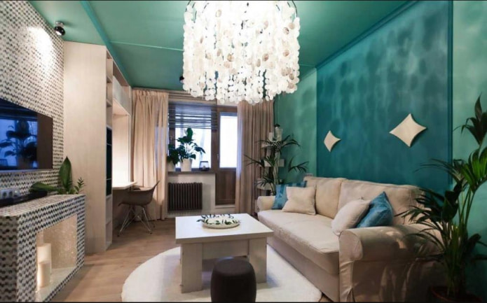 harmonie de turquoise clair avec un accent sur le panneau au centre du mur