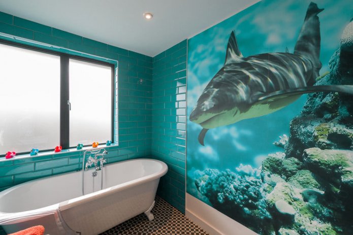Papier peint photo dans la salle de bain avec un imprimé requin
