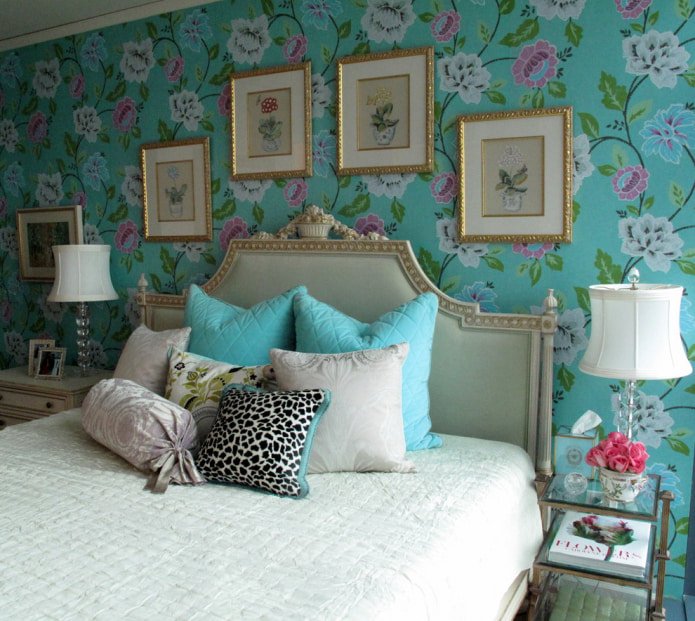 papier peint avec des fleurs à la tête du lit