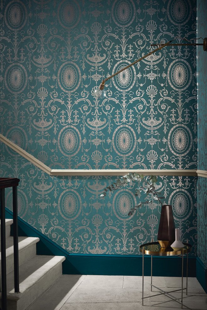 motif argenté dans un escalier