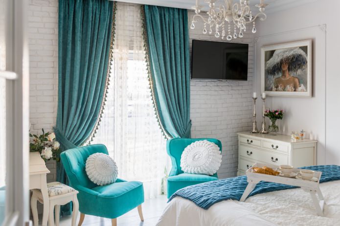 pompons sur rideaux turquoise