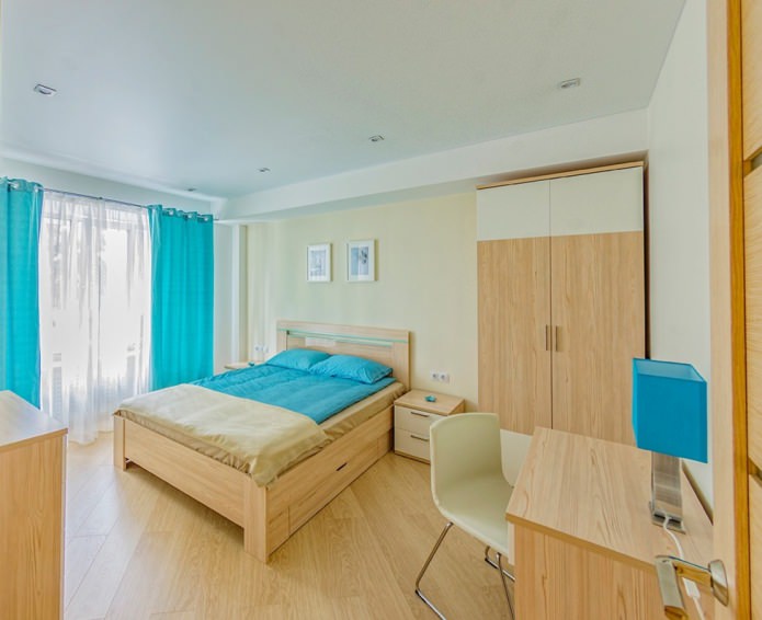intérieur beige avec rideaux turquoise sur œillets
