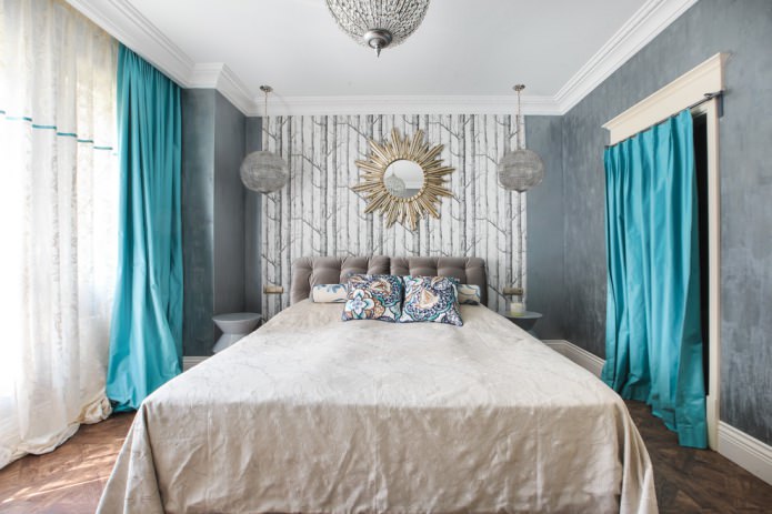 Chambre grise avec des rideaux turquoise