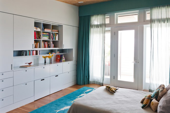 Intérieur dans des tons blancs avec des rideaux turquoise