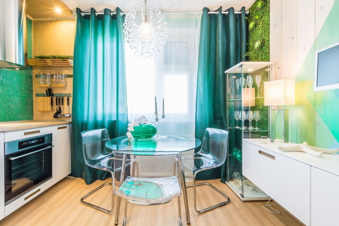 Cuisine avec rideaux turquoise jusqu'au sol