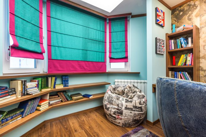 Combinaison rose et turquoise de stores romains