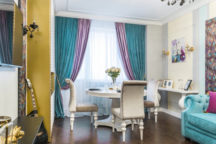 Combinaison violet et turquoise sur les rideaux