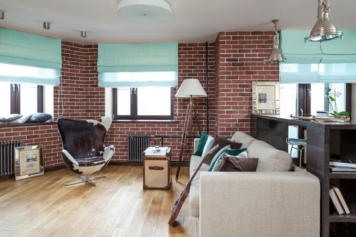 rideaux turquoise dans une pièce de style loft