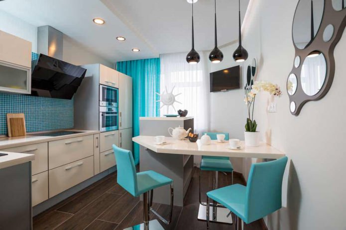 cuisine avec meubles blancs et rideaux blancs et turquoise