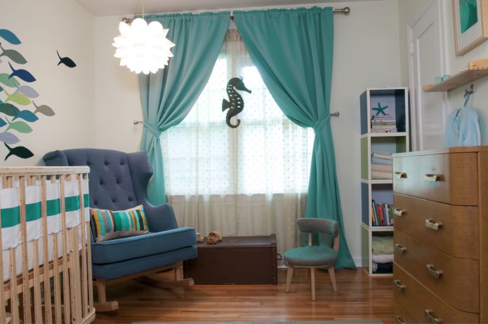 Chambre d'enfant avec rideaux en tulle translucide et rideaux turquoise