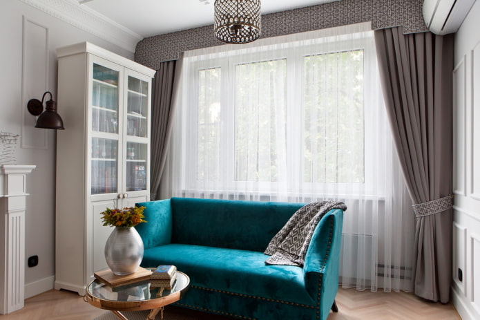 Petit canapé turquoise à l'intérieur