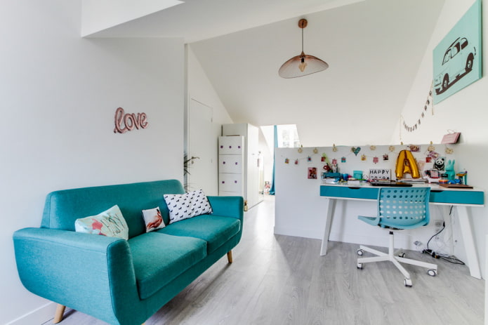 canapé turquoise dans une chambre d'enfant