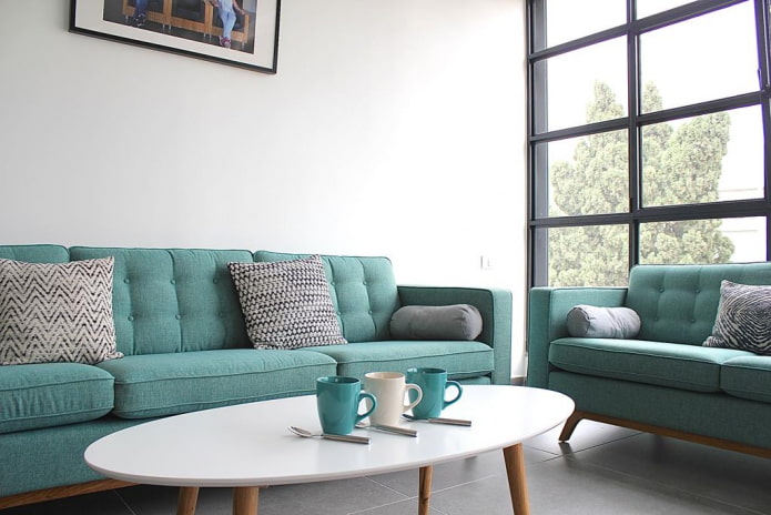 canapé avec revêtement en tissu turquoise à l'intérieur