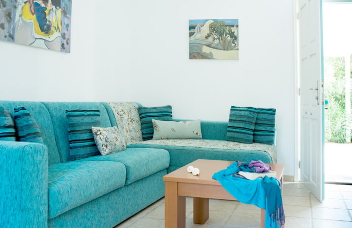 Canapé turquoise vif à l'intérieur
