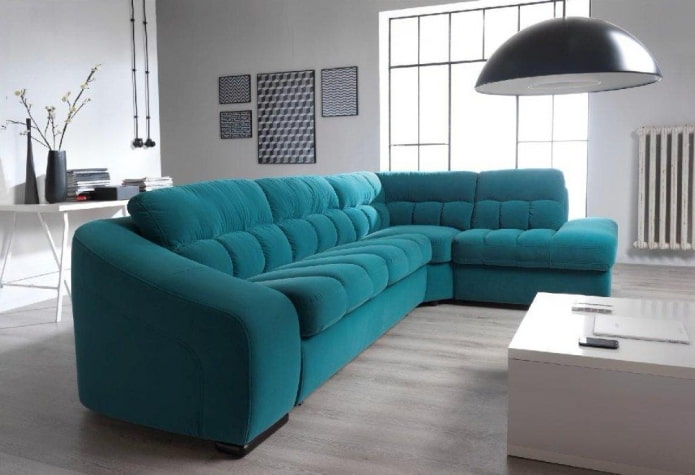 Canapé turquoise dans le salon