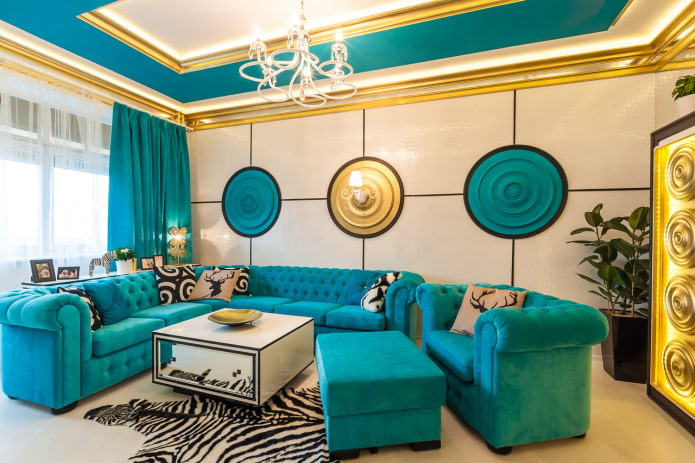 canapé turquoise associé à des rideaux