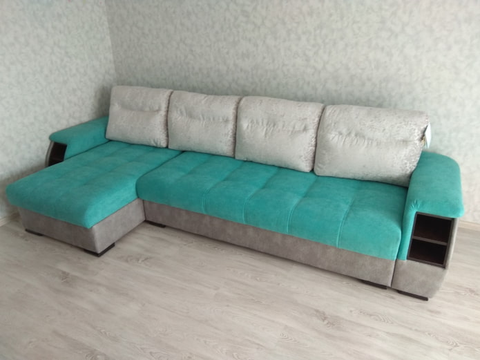 canapé gris-turquoise à l'intérieur