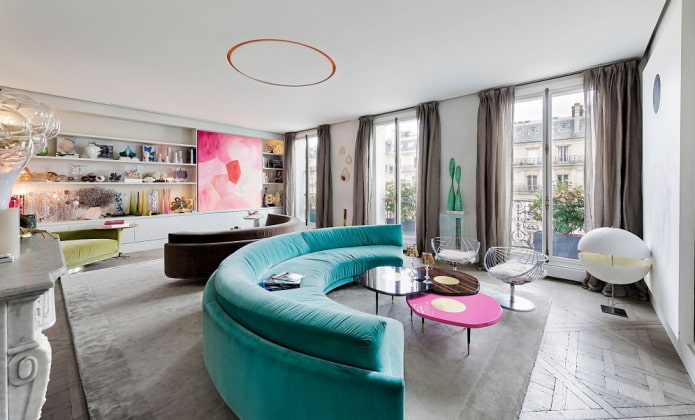 Canapé semi-circulaire turquoise à l'intérieur