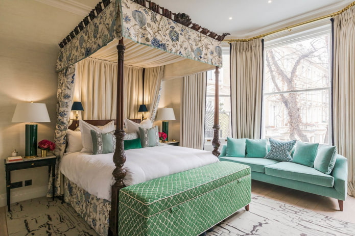 canapé turquoise dans une chambre
