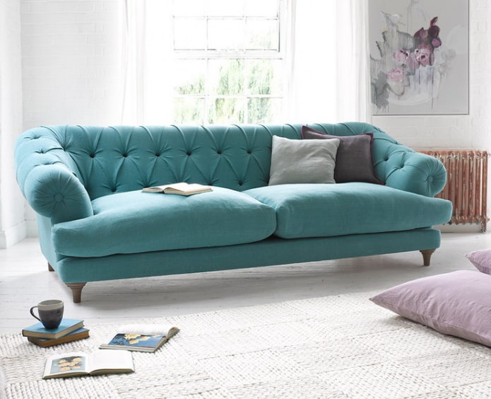 Canapé turquoise sur pieds à l'intérieur