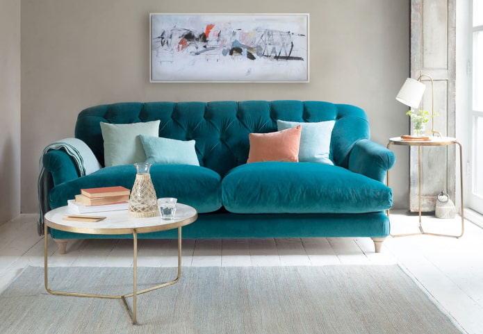 Canapé turquoise sur pieds à l'intérieur