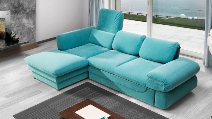 canapé turquoise sur sol gris