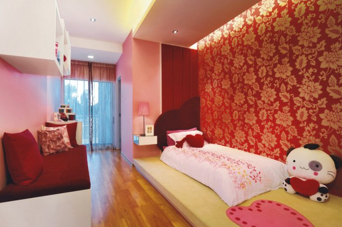 chambre d'enfant pour une fille avec des murs bordeaux et or