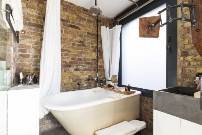 brique dans la salle de bain