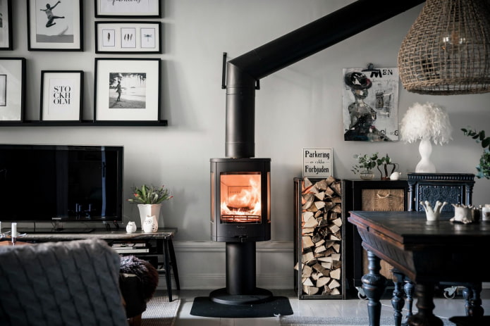 Poêle ventru dans un salon scandinave