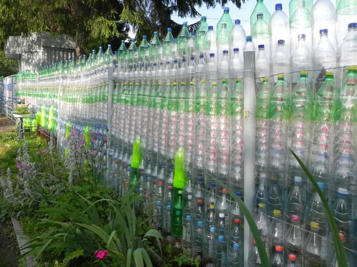 Clôture en bouteilles en plastique