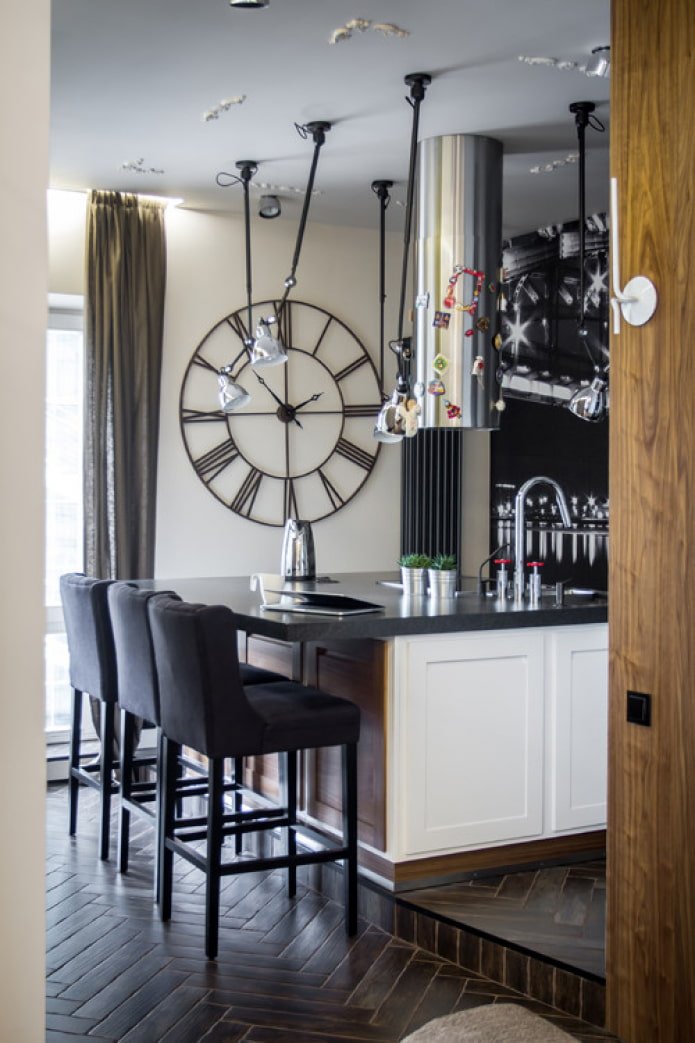 grande horloge dans l'appartement