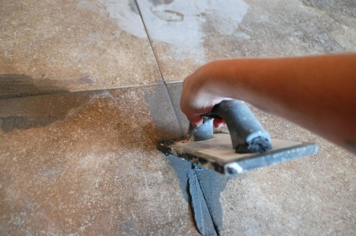 nettoyer le ciment du carrelage