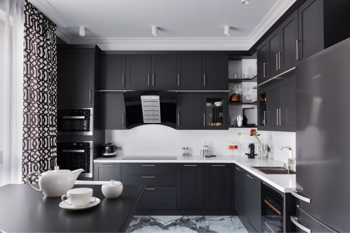 Ensemble de cuisine noir à l'intérieur