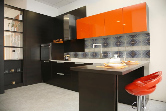 Intérieur de cuisine dans les tons noir et orange