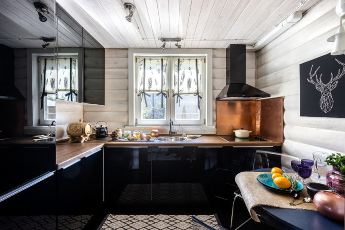 Ensemble de cuisine noir à l'intérieur
