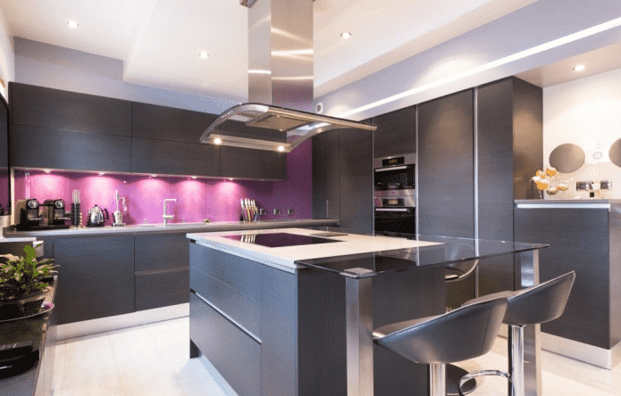 intérieur de cuisine dans les tons noirs et violets