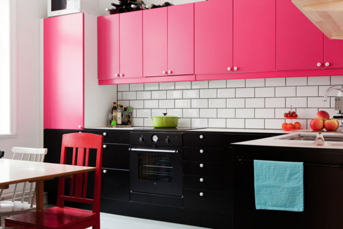 Intérieur de cuisine dans les tons noir et rose