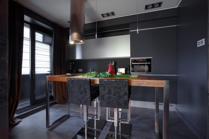 Ensemble salle à manger dans la cuisine aux tons noirs