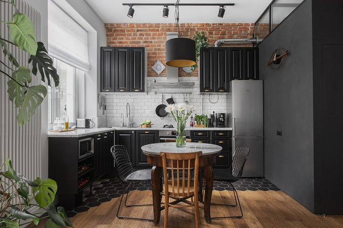 Ensemble salle à manger dans la cuisine aux tons noirs