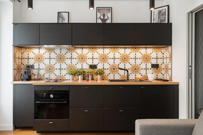 Ensemble de cuisine noir avec tablier blanc et jaune