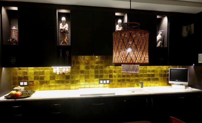 Tablier jaune et ensemble de cuisine noir